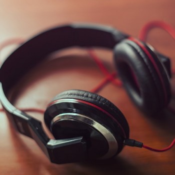 headphones-407190_640